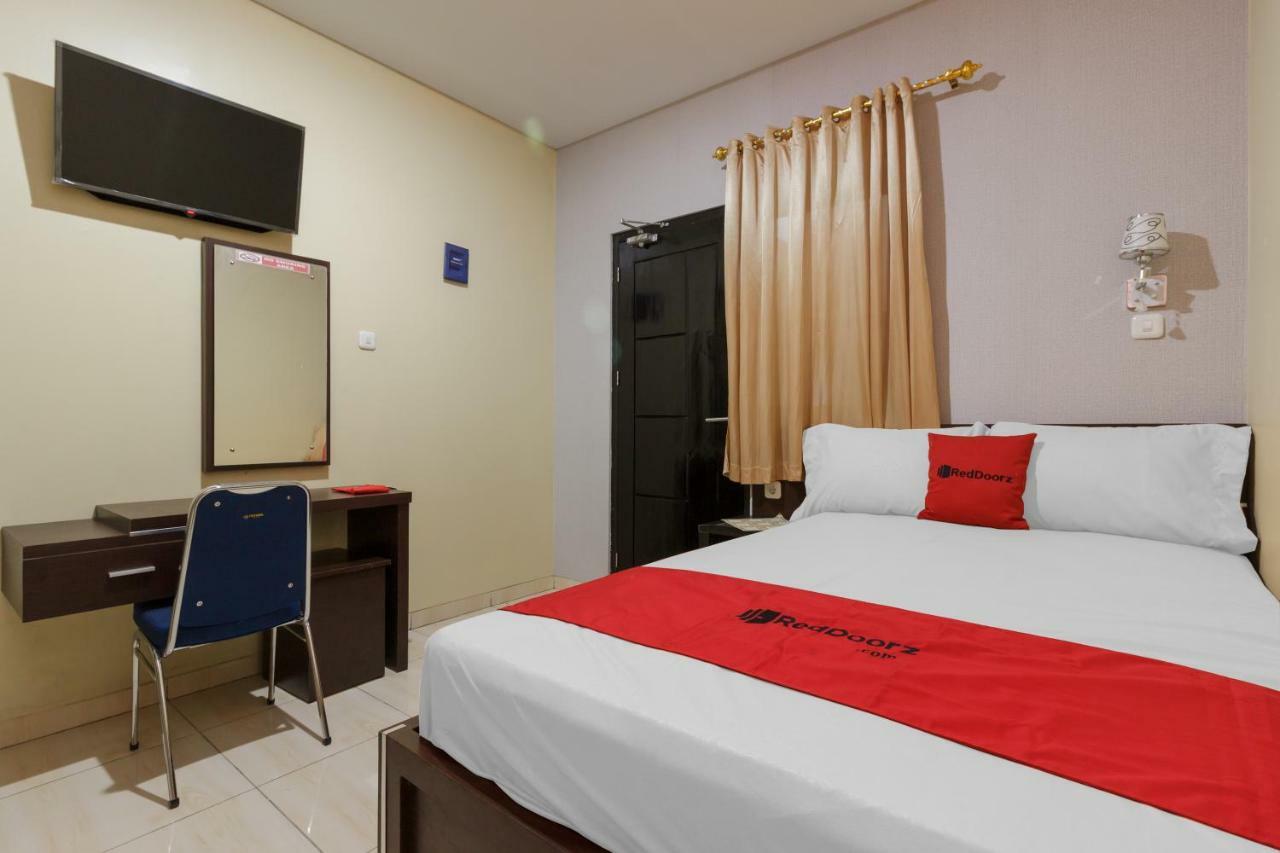 Reddoorz Plus Near Pantai Malalayang Manado Hotel Buitenkant foto